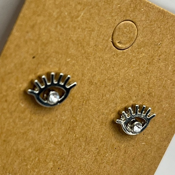 Silver eye shaped stud earrings - Picture 3 of 3